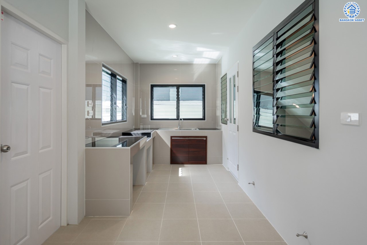 คฤหาสน์หลังใหญ่ตกแต่งใหม่ ม.บ้านสวนดอกไม้ ปิ่นเกล้า ดีไซน์สุด Luxury เนื้อที่ 154.5 ตร.ว. บนพื้นที่ใช้สอยถึง 435 ตร.ม. ฟังก์ชันจัดเต็ม 5 ห้องนอน 6 ห้องน้ำ 1 ห้องแม่บ้าน 2 ห้องอเนกประสงค์ (มีเรือนรับรองด้านข้าง พร้อมห้องน้ำในตัว) จอดรถได้ถึง 4 คัน บนทำเลเชื่อมต่อเมืองอย่างรวดเร็ว ใกล้ทางคู่ขนานลอยฟ้าบรมราชชนนี ทางด่วน "กาญจนาภิเษก" ม.มหิดล และเซ็นทรัลปิ่นเกล้า